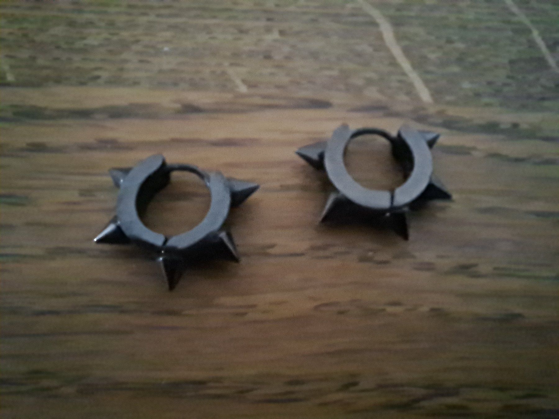 Orecchini pendenti & Orecchini a lobo: Schwarze Ohrringe mit Spikes – Usato da Oftringen venduto da Black_Nymeria