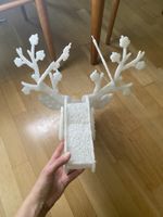 Zauberhafter Blumen-Hirschkopf: Wanddeko aus Plastik!