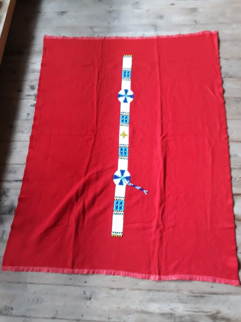 Coperte: Bestickte Wolldecke von Angy Burri – Usato da Kerns venduto da KIRSCHE06