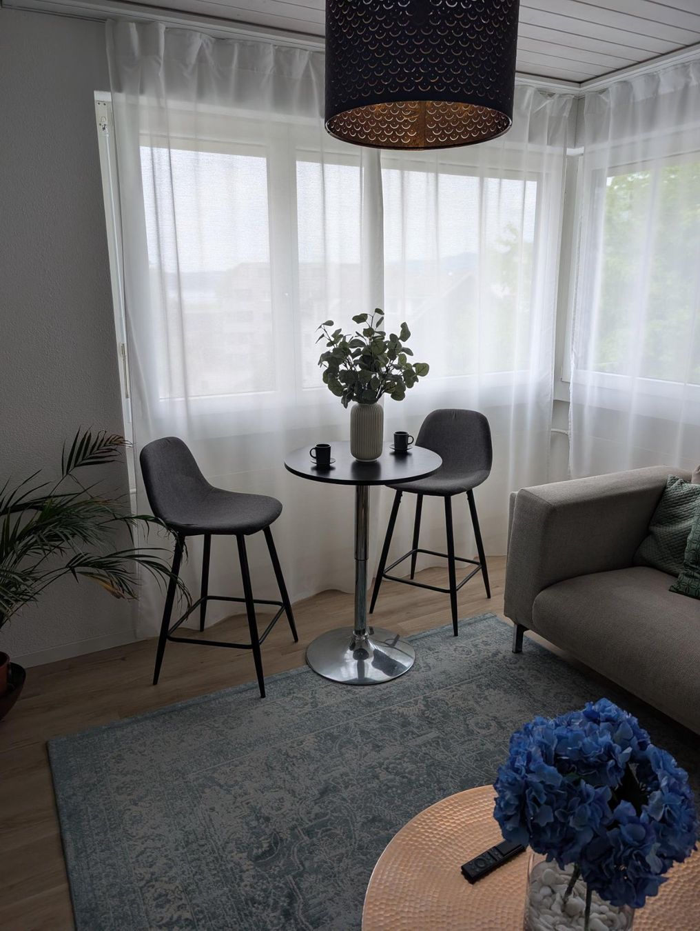 Tavoli: Modern High Table with 2 Bar Chairs Excellent Condition – Usato da Pfäffikon SZ venduto da mag_q79n