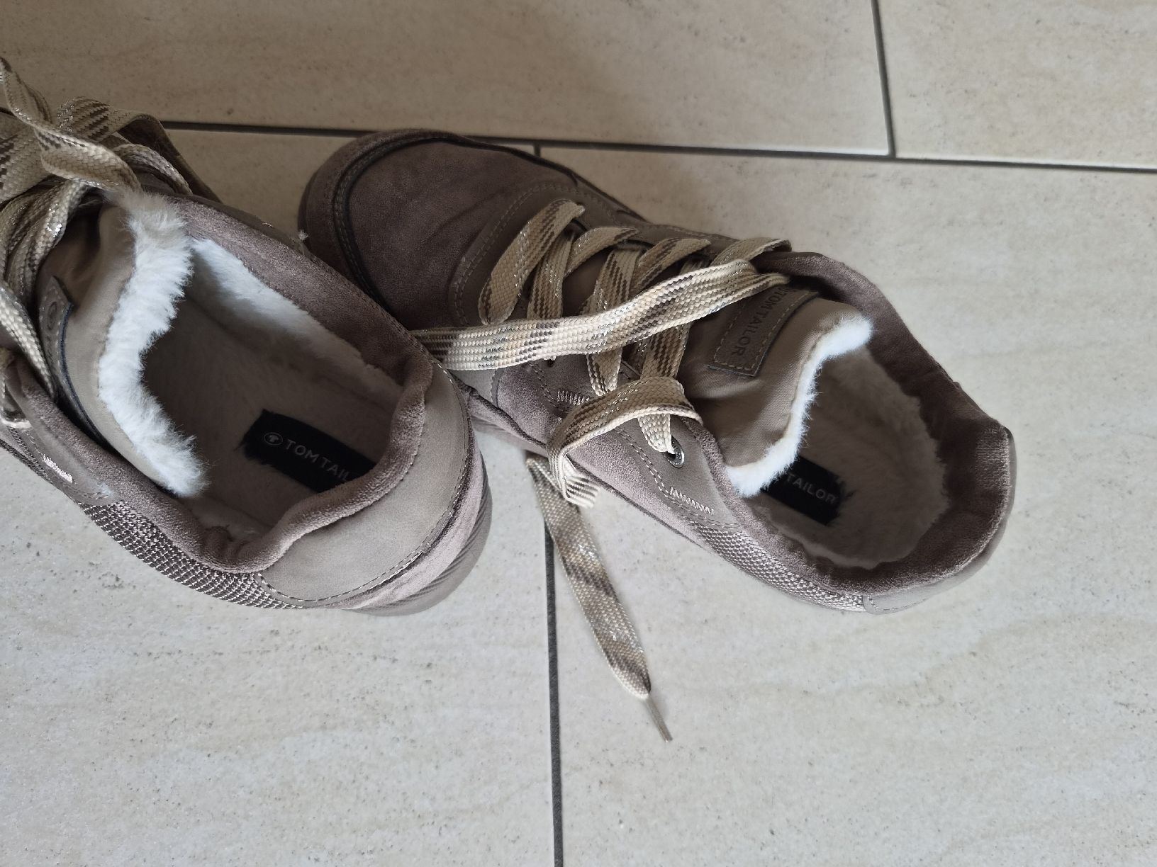 Tom Tailor Scarpe da donna: TOM TAILOR Sneaker mit Fellfutter – Usato da Sigriswil venduto da Aline_87 3
