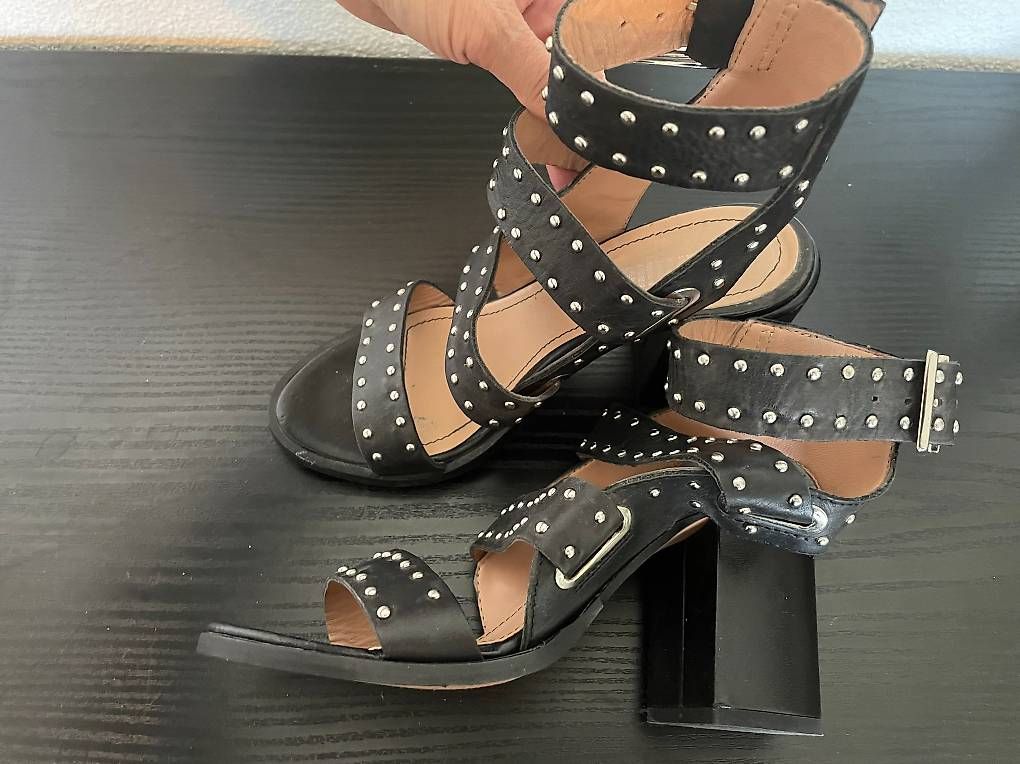 Damenschuhe: Edle Nieten-Sandale Gr. 36 – Gebraucht aus Willisau von ani_gtk8