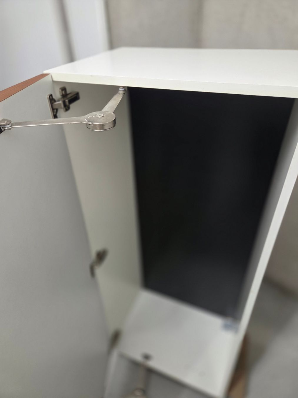 Étagères: Wall cabinet white with walnut effect door – D'occasion à Gockhausen par Alv_cer 2