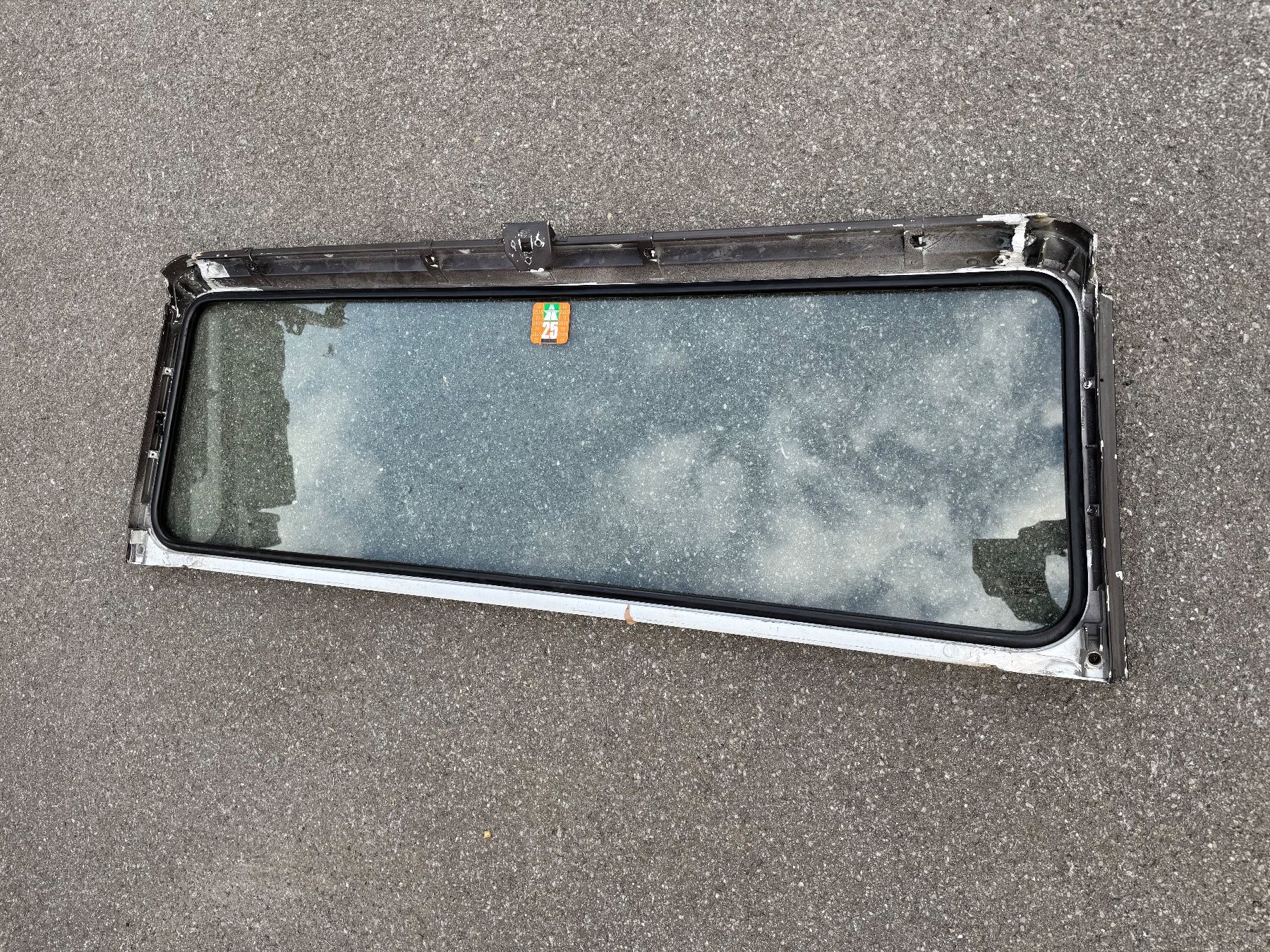 Land Rover Alle Autoersatzteile: Defender Td4 Frontscheibenrahmen mit neuer Scheibe – Gebraucht aus Luzern von ca5_s8fx 1