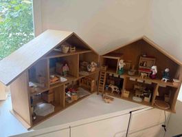 Puppenhaus aus Holz aufklappbar mit Zubehör gebraucht