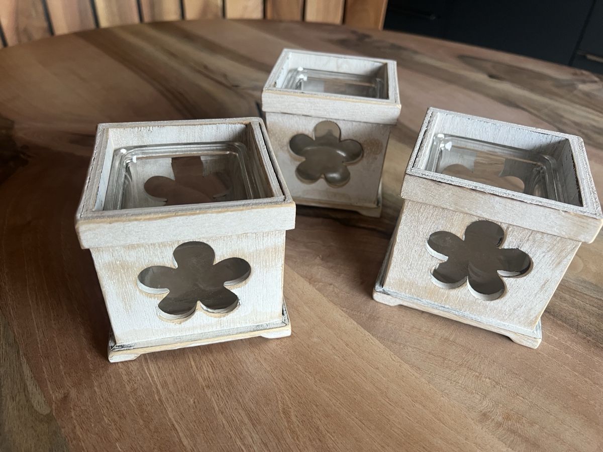 Tutte le decorazioni: 3 Windlichter Holz mit Blume weiss Shabby Chic – Usato da Derendingen venduto da Laubfleckerli