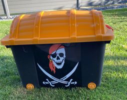 Spielzeugkiste Piratenmotiv mit Deckel und Rollen, Plastik