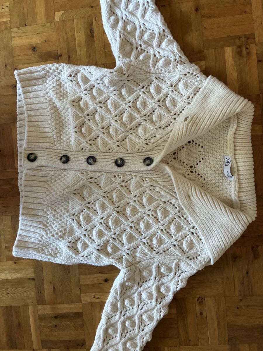 Zara Pulls & Sweat-shirts: Zara Cardigan cremeweiss – D'occasion à Ermatingen par carmen_steiner