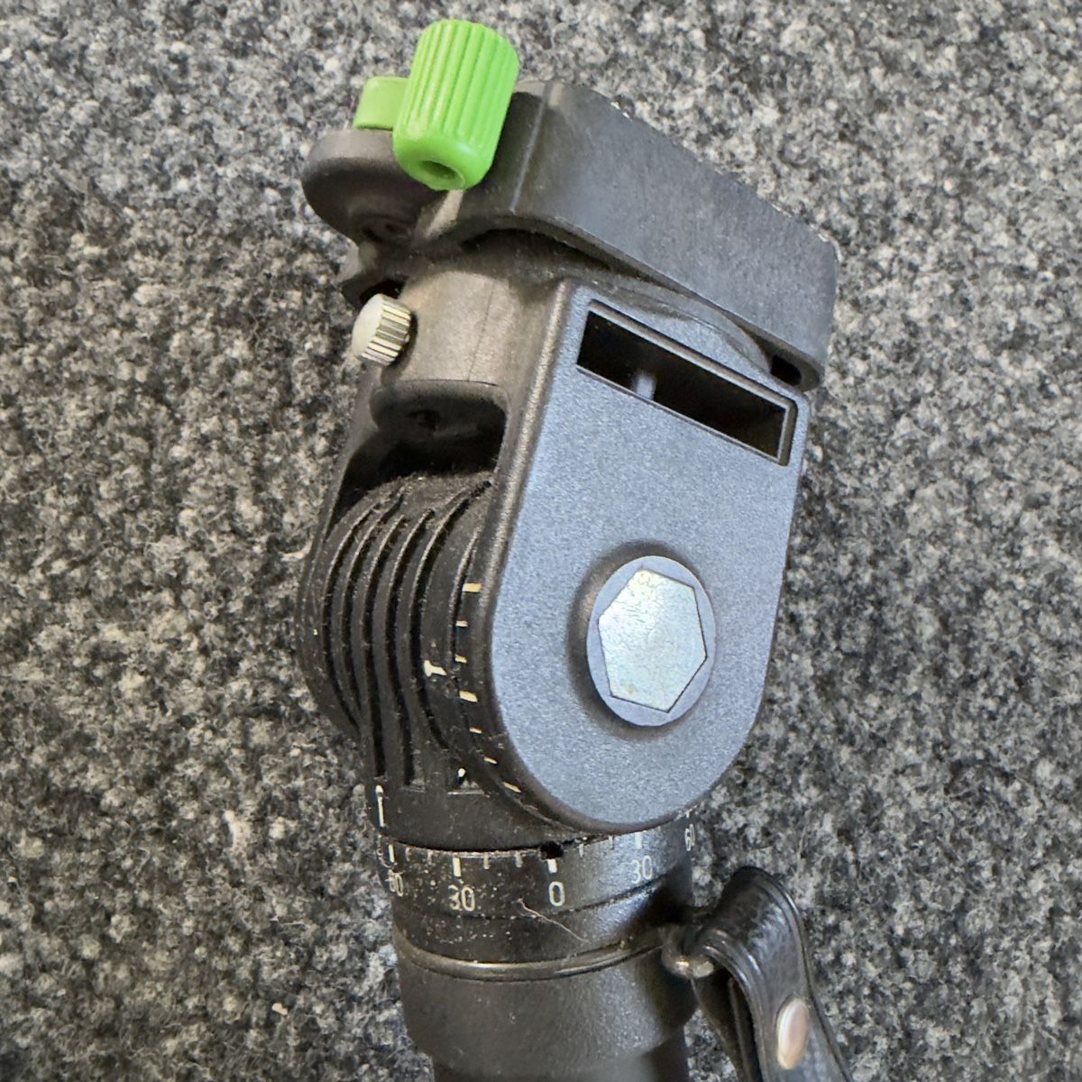 Treppiedi & Teste: Cullmann 1741 Aluminium Stativ mit 3-Wege-Neiger – Usato da Widnau venduto da kustercarmen 3