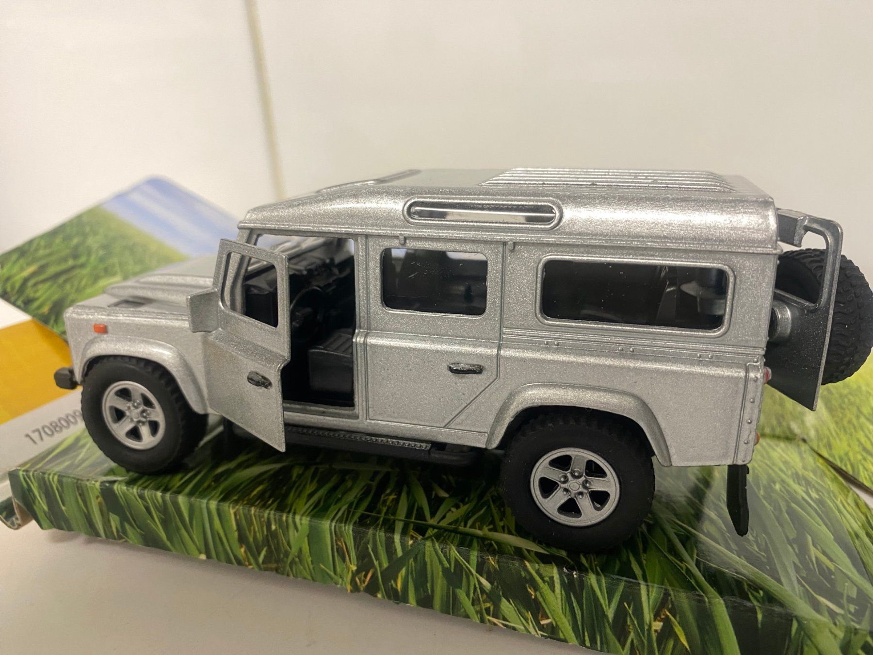 Land Rover Modellini d'auto: Land Rover Defender 1-31 OVP silber 151 – Nuovo (secondo la descrizione) da Kerzers venduto da tisyayasuBE 2