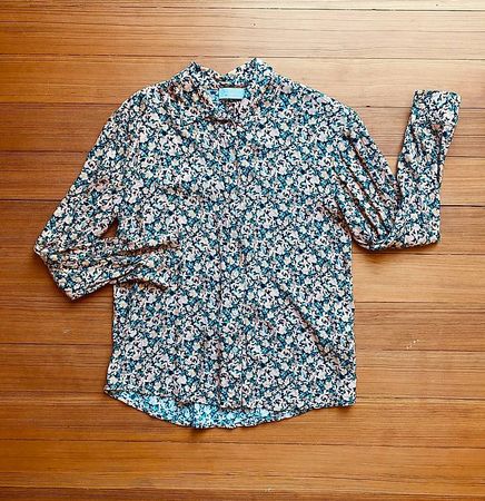 Geblumte fliessende Bluse