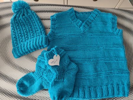 Tolles Babyset Gilet, Mütze, Socken bis ca. 18 Monate 