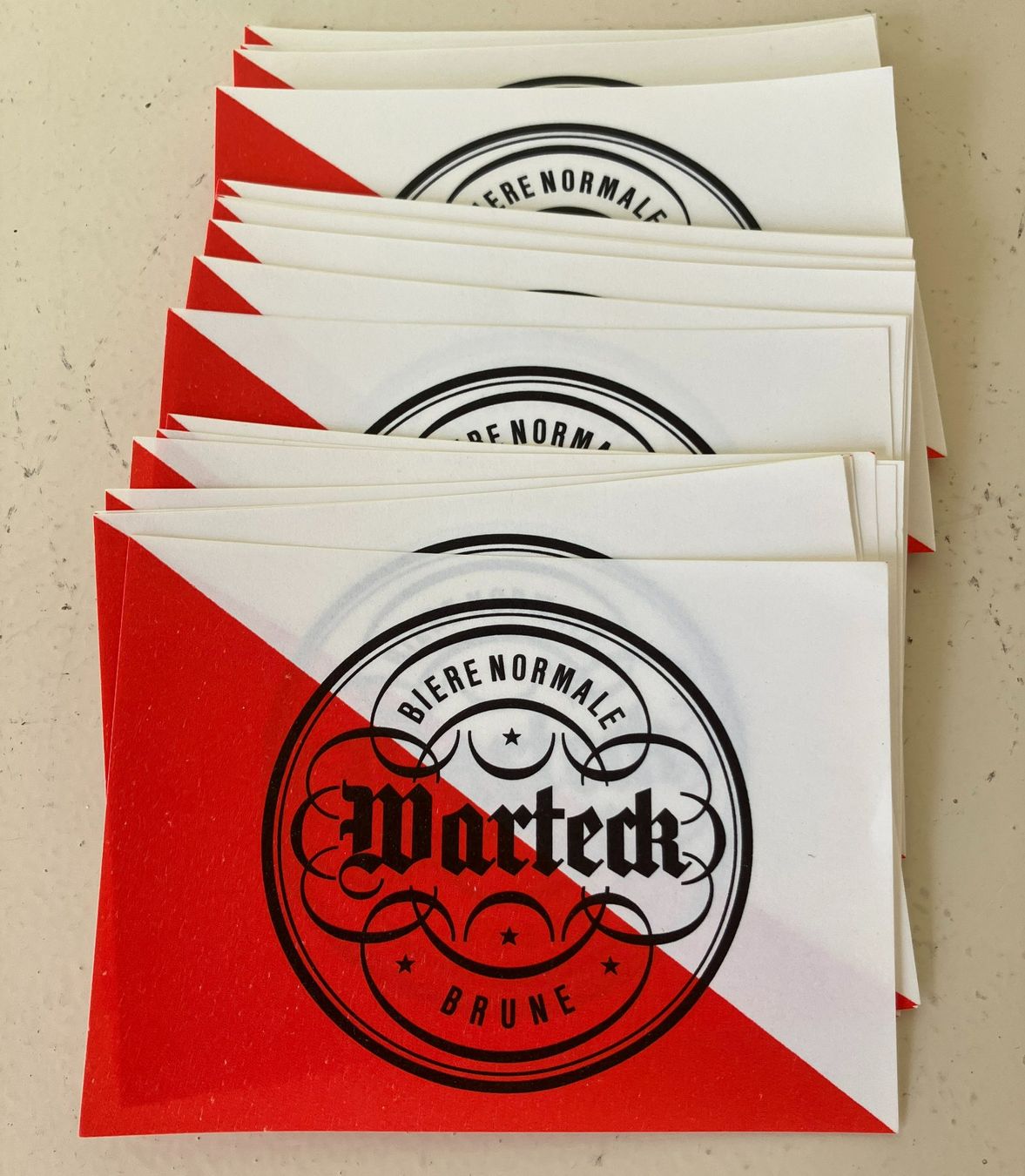 Aufkleber: ca. 85 Flaschenetiketten Warteck Bier "normale/brune" – Gebraucht aus Basel von djwwpp