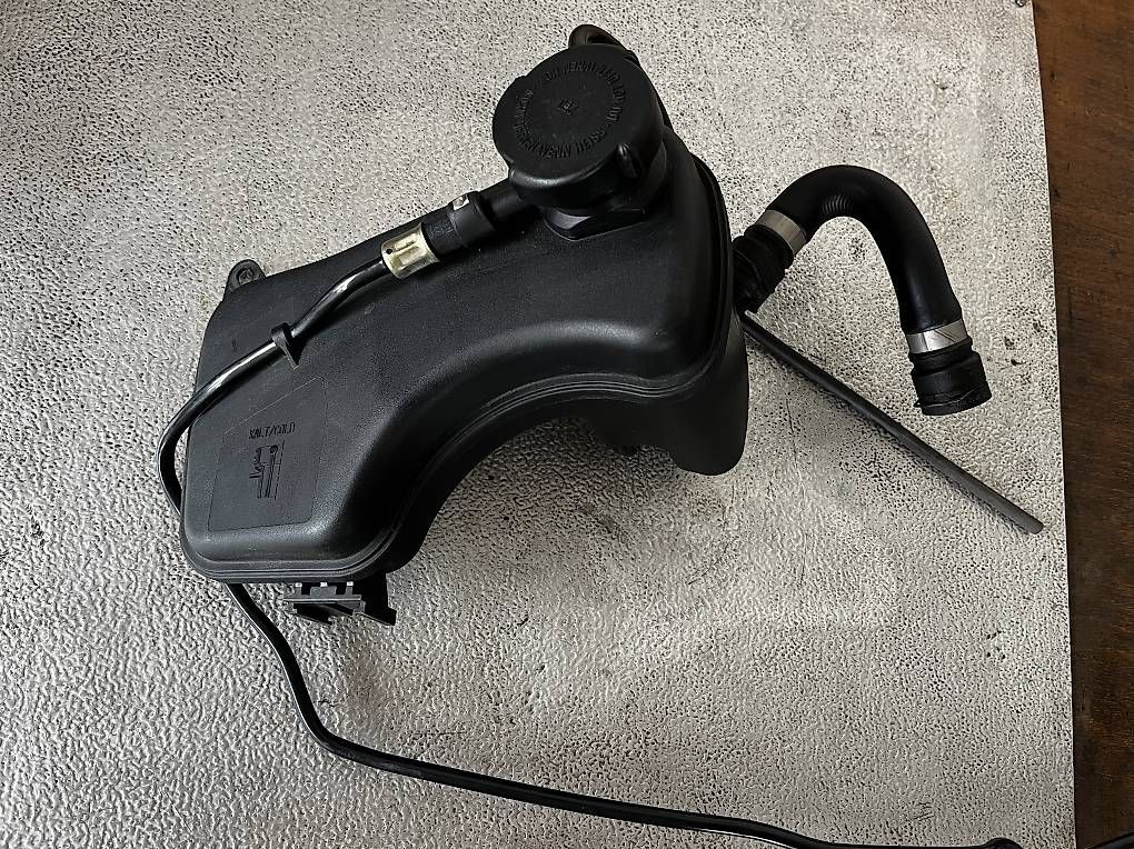 BMW Tutti pezzi di ricambio auto: BMW E46 M3 Ausgleichsbehälter Kühlmittel – Usato da Wil SG venduto da pantau13