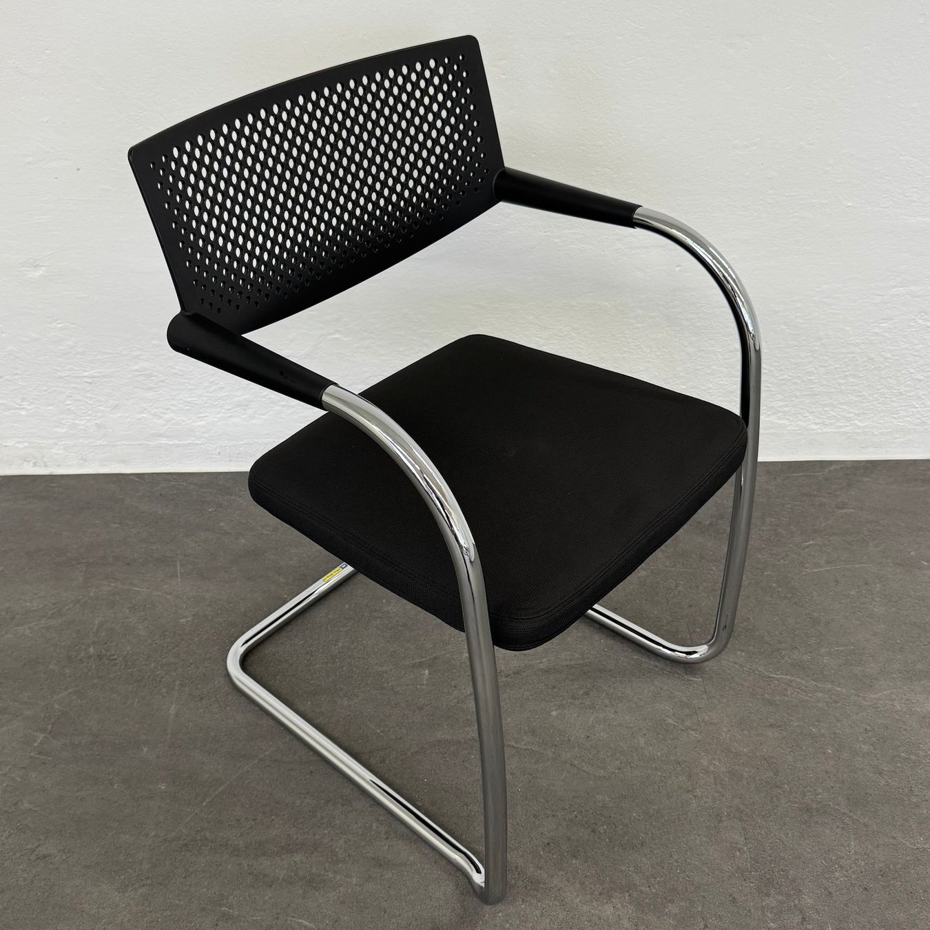 Vitra Sedie: Vitra Visavis 2 Freischwinger - stapelbar - Anthrazit - ohne – Usato da Schönenwerd venduto da mcofficeshop 1