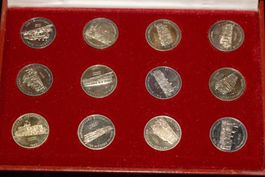 Set mit 12 schönen Silbermedaillen in 999 Silber / vergoldet