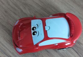 Rotes Spielzeugauto mit lustigen Augen / Fernsteuerung