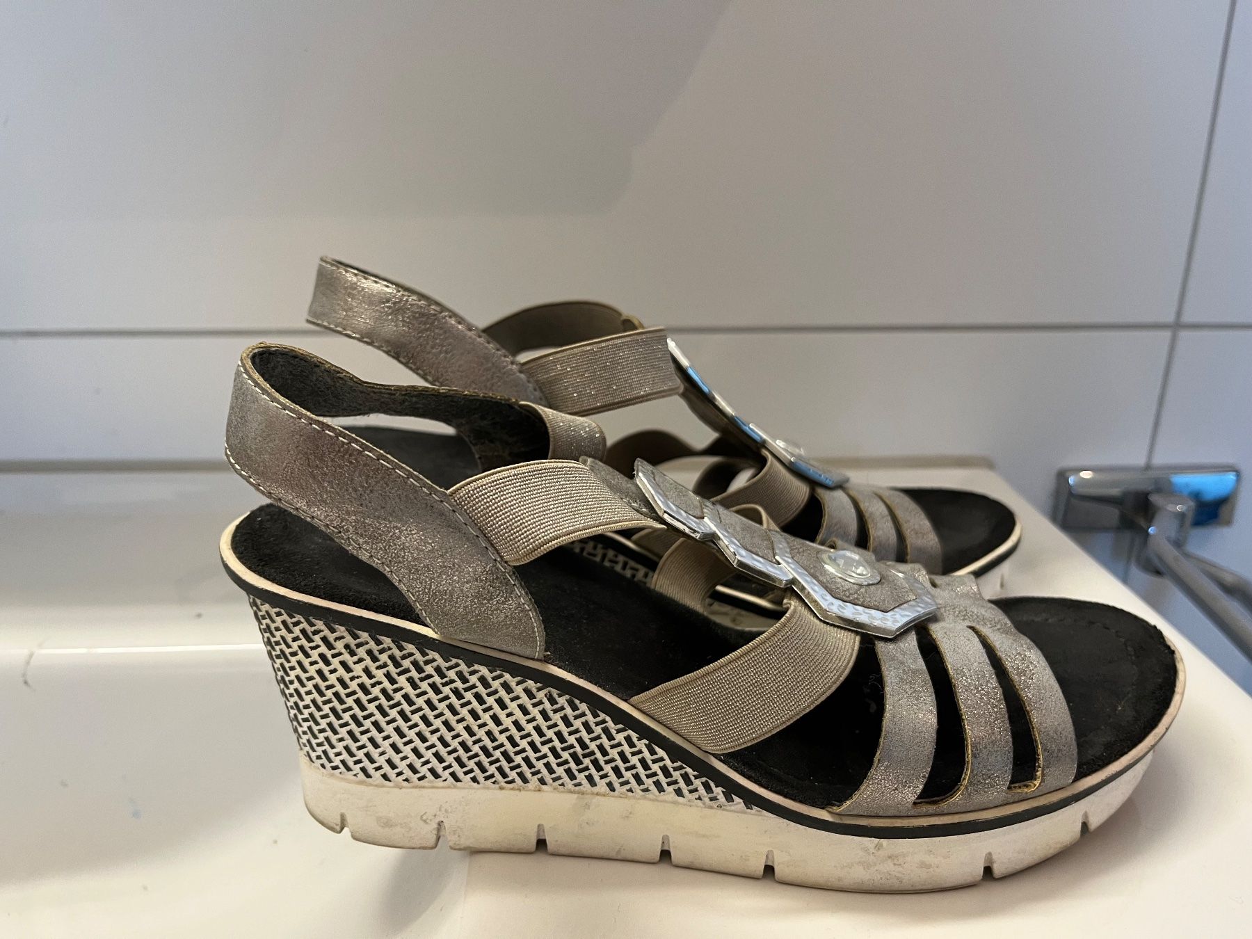 Rieker Scarpe da donna: Rieker Sandalen Gr. 40 – Usato da Birmenstorf AG venduto da BMW.M5 7