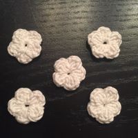 5x Blumen weiss gehäkelt, 25 mm