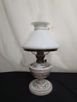 Antike Petroleumlampe mit Blumendekor, Winterdeko 