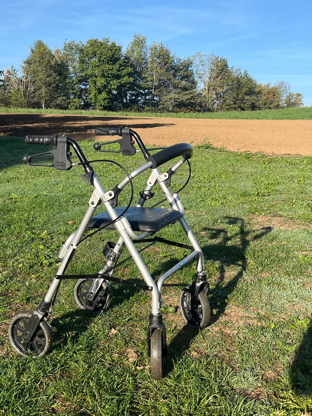 Aides à la marche: Rollator leichtmodell Alu – D'occasion à Allmendingen b. BE par juair 2
