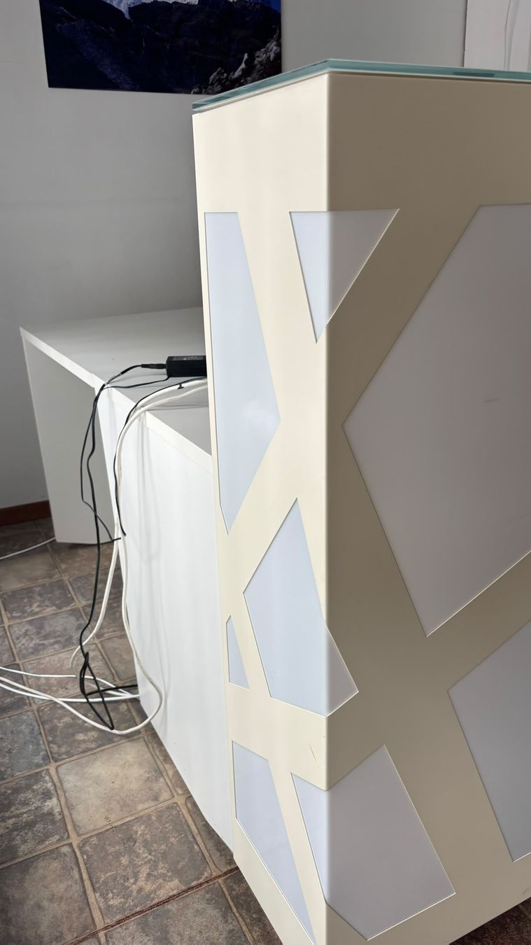 Allestimento di negozi e stand fieristici: Réception bureau moderne design géométrique crème – Usato da Rebeuvelier venduto da facenordsa 4