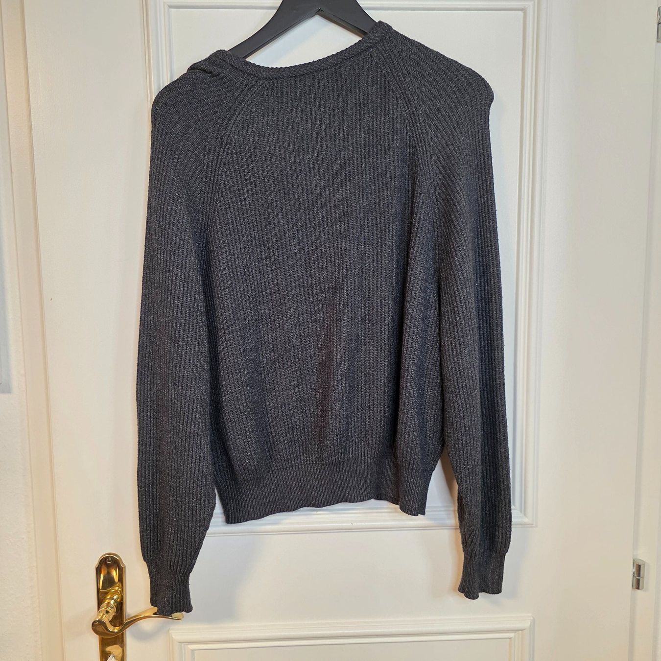Pullover & Sweatshirts: Strickpullover Grau V-Ausschnitt Oversize M/L weich modern – Gebraucht aus Wald ZH von CapLux 3