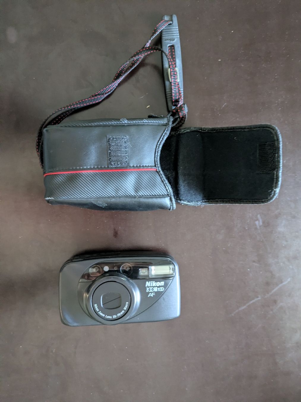 Nikon Fotocamera: Nikon Zoom 100 AF camera with case  – Usato da Bern venduto da han_lx9c