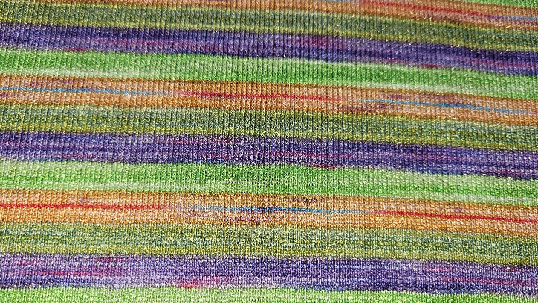 Tessuti: Strick-Stoff grün-violett-orange – Nuovo (secondo la descrizione) da Madiswil venduto da fabrics 2