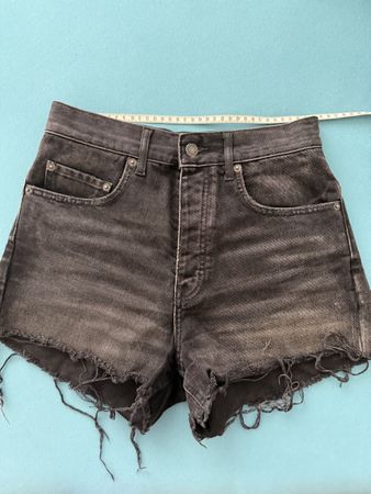The Kooples Jeans Shorts mit Fransen, ideal für den Sommer