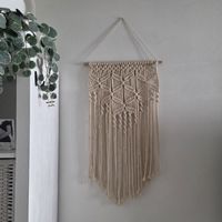 Makramee Wandbehang mit Holzstab beige ca. 45 cm × 78 cm 