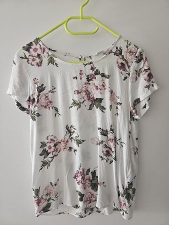 Damen T-Shirt weiss mit Blumenmuster kurzarm getragen