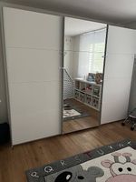 Kleiderschrank Weiss mit silbernen Griffen