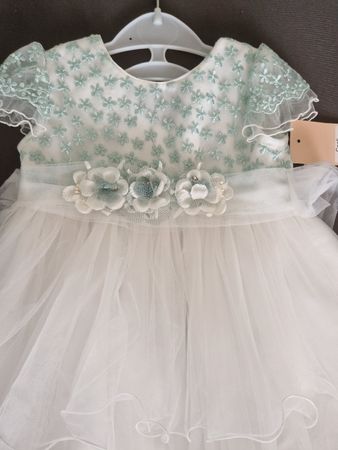 Robe de cérémonie bébé, idéale pour les fêtes. neuf