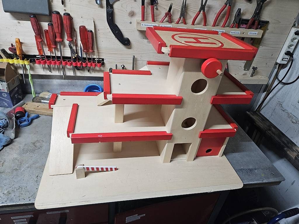 Giocattoli: Autogarage aus Holz – Usato da Tuggen venduto da F.Burkart