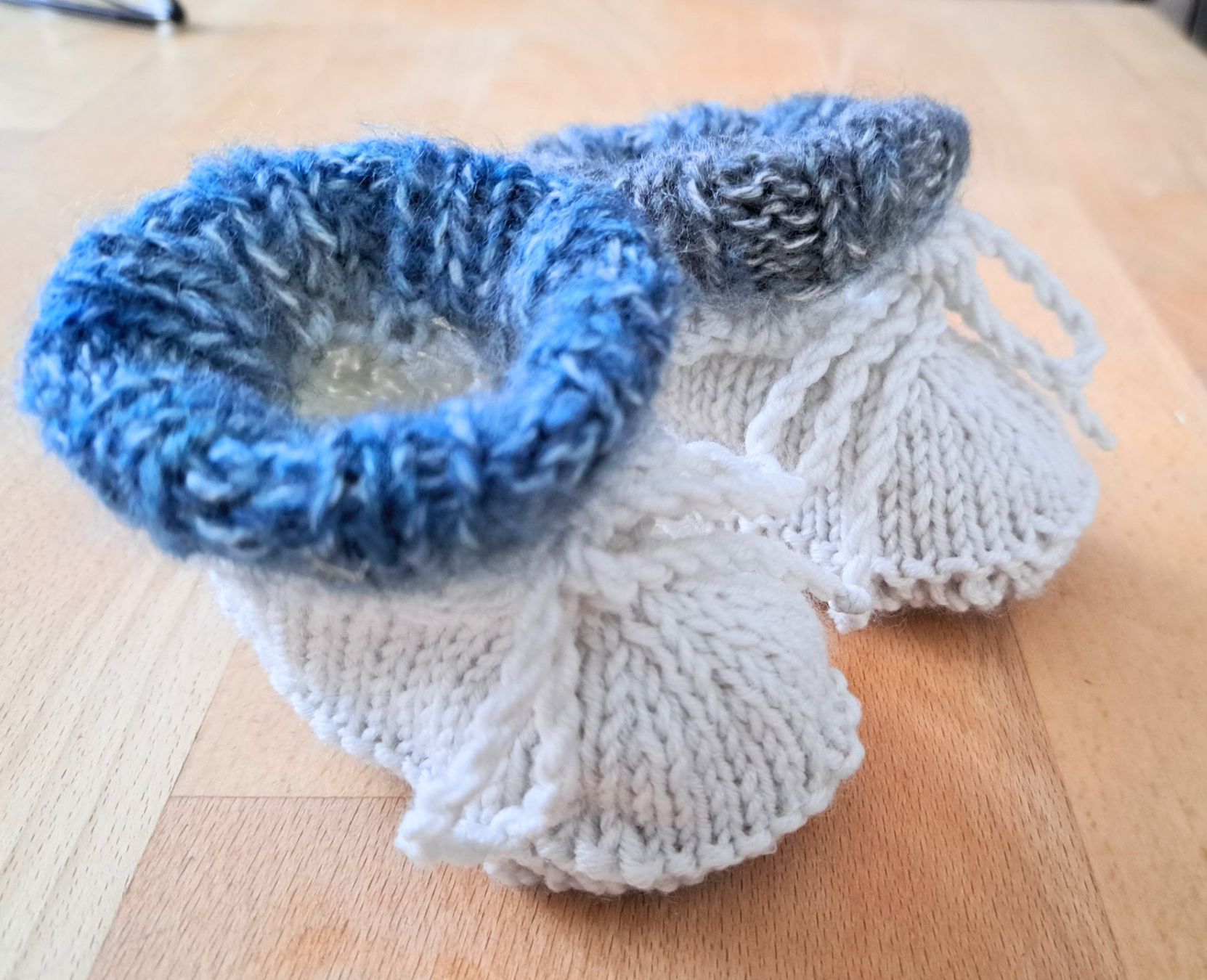 Scarpe per ragazzi: Handgestrickte Babyschuhe/Finkli – Nuovo (secondo la descrizione) da Waldenburg venduto da Sysilu