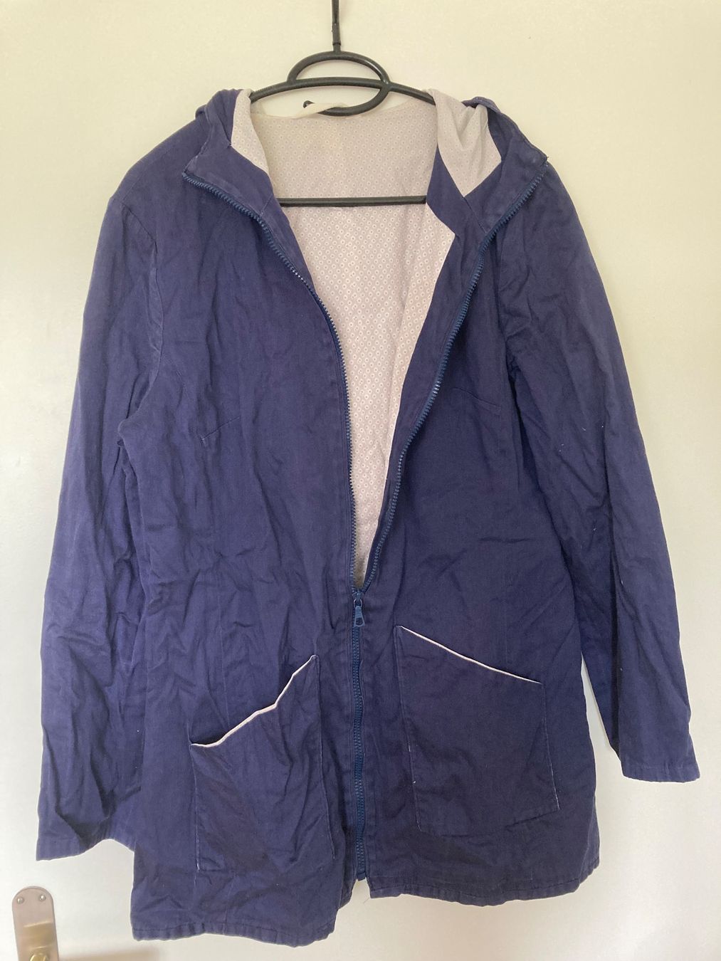 Jacken: Stoffjacke mit Kapuze, leicht und bequem – Gebraucht aus Menziken von Ale.burri