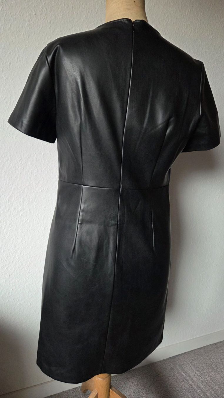 Vila Vestiti: Schwarzes Vila Kleid in Lederoptik – Usato da Zürich venduto da Stephs13 2