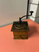 Antike Kaffeemühle aus Holz mit Schublade, Vintage.