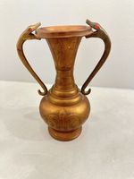 Kupfervase mit Schlangenhenkeln