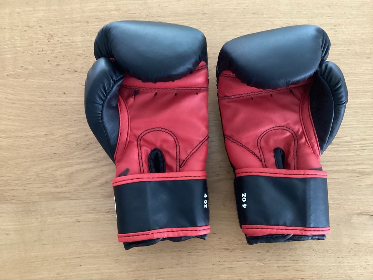 Venum Schutz & Schoner: Boxhandschuhe und Knieschoner  – Gebraucht aus Unterlunkhofen von Beko80 1