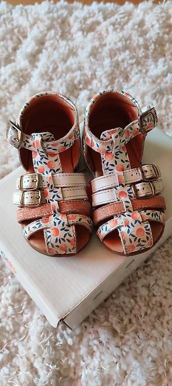 Scarpe per ragazze: Chaussures fille taille 21 GBB  – Usato da Versoix venduto da C0sm0p0l1t4n