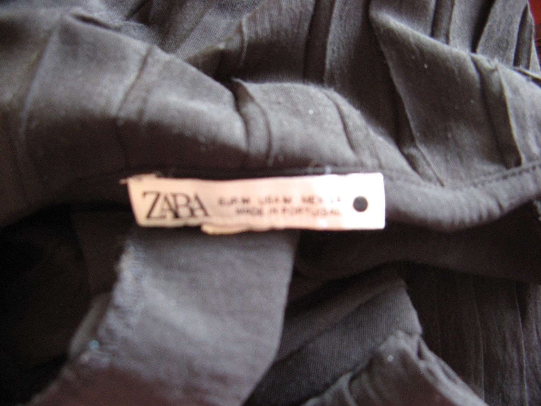 Zara Pantaloni: schwarze Falten Hose Gr. M Zara – Usato da Zürich venduto da apil 9