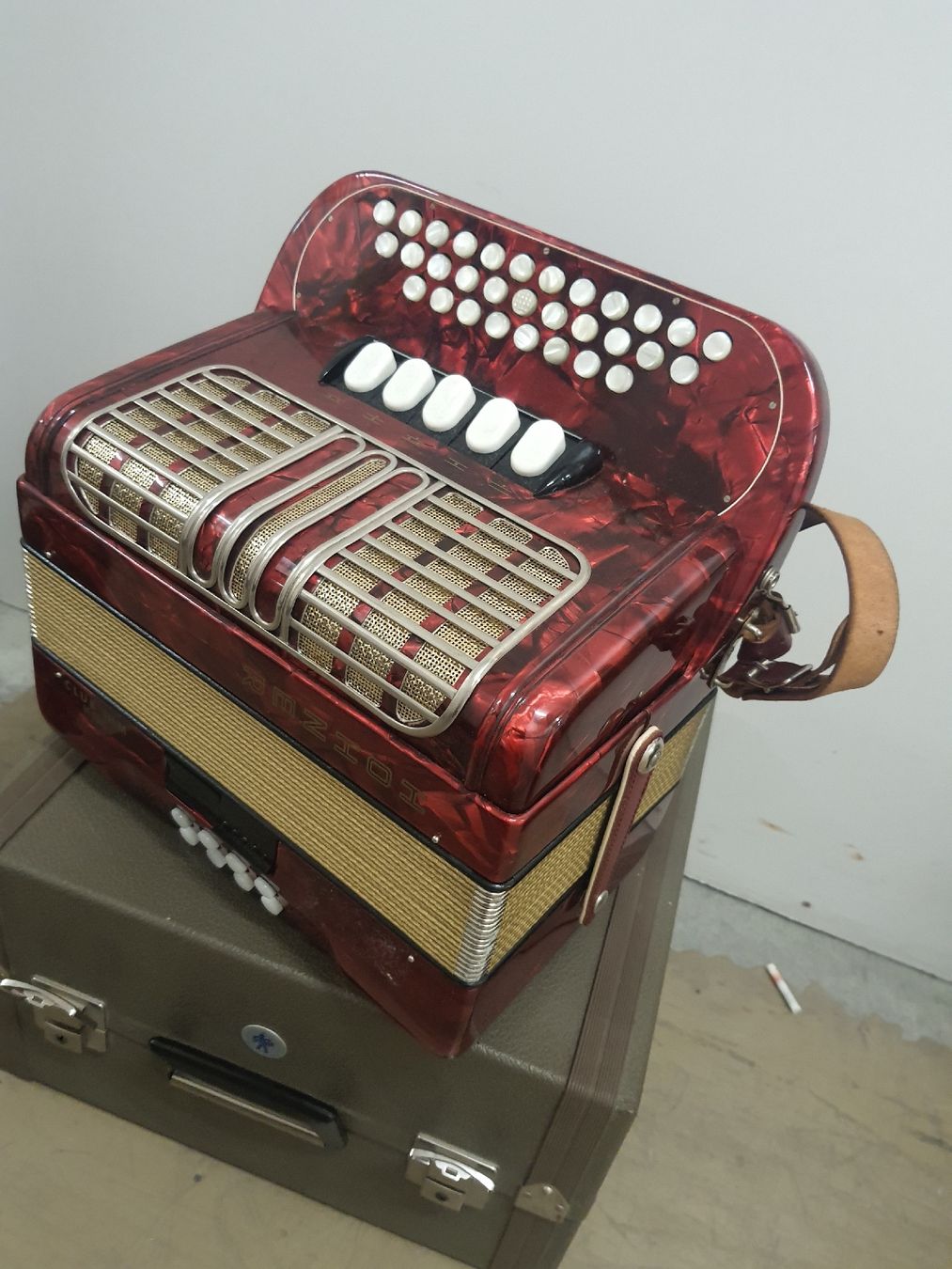 Hohner Musikinstrumente: accordéon hohner 3 voix avec coffre  – Gebraucht aus Pont-de-la-Morge von Mirabelle0 3