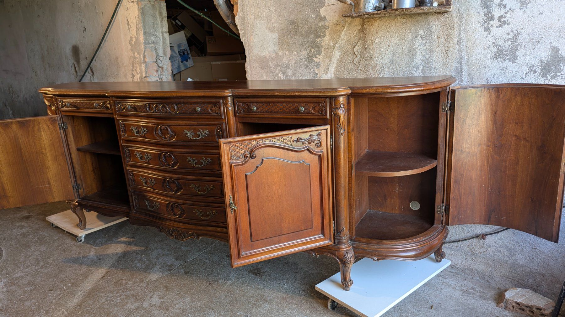 Büffets: Antikes Buffet/Sideboard aus Massivholz – Gebraucht aus Meggen von Larimar_Studio 6