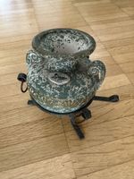 Anfora decorativa vintage con supporto in ferro battuto