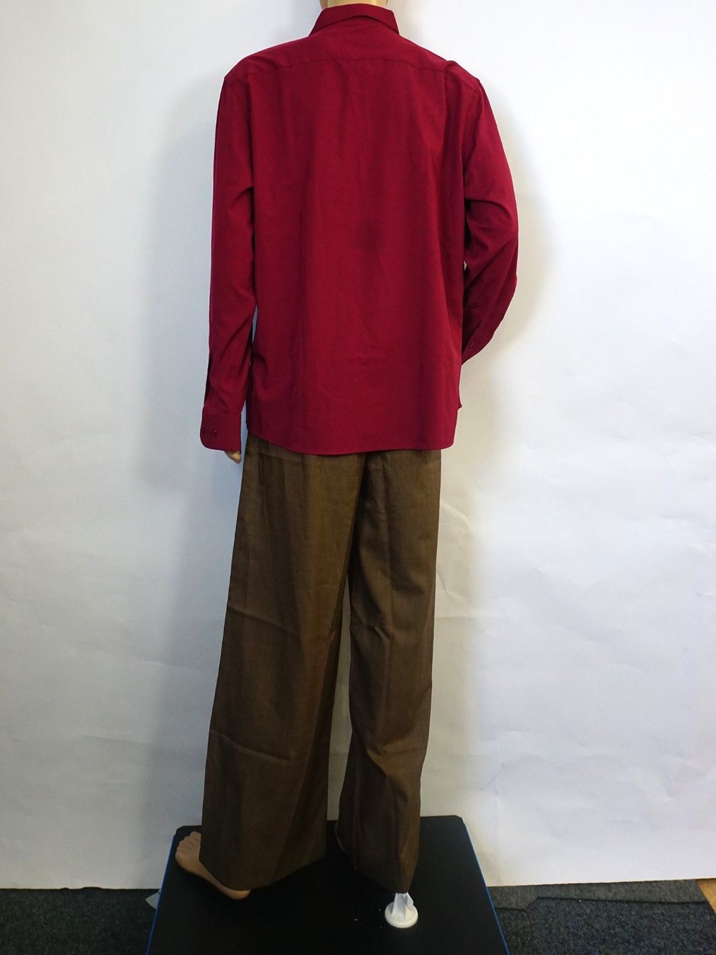 Shein Lotti di vestiti: Maronenbraune Manfinity-Hose mit weinrotem Hemd – Usato da Pratteln venduto da Restwert_Pratteln 2