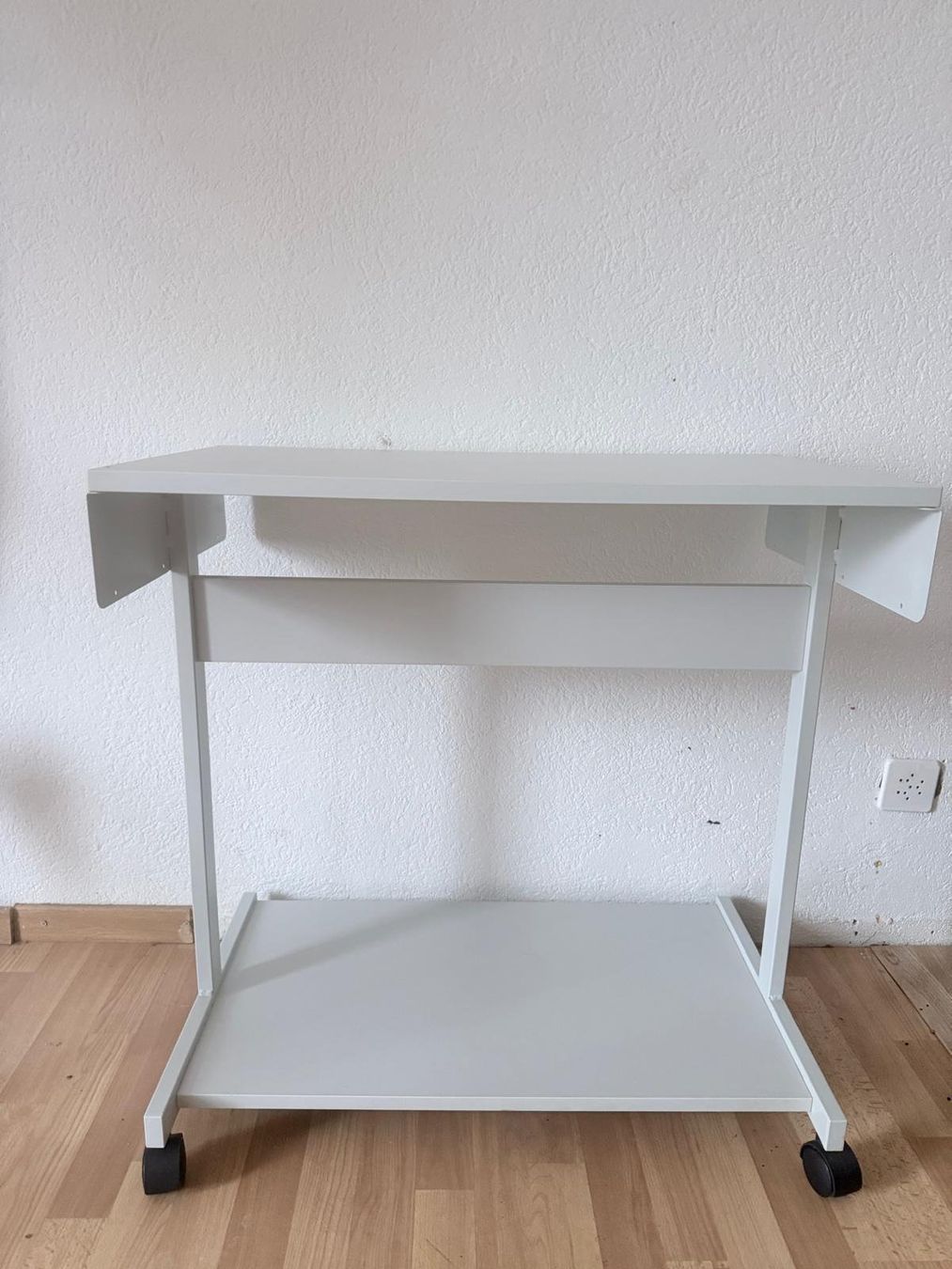 Scrivanie: Pc Tisch mit Rollen, Top Zustand! – Usato da Wynau venduto da sascha4979