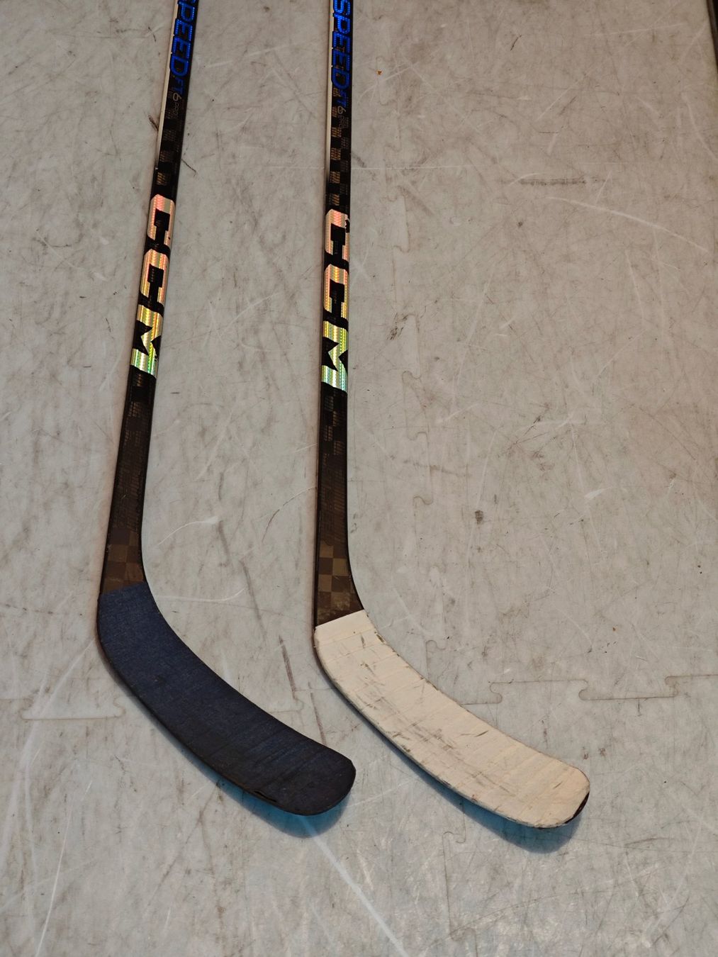 Ccm Bastoni & Pale: 2x CCM Jetspeed Massstöcke, 70 Flex, P90TM Bogen, links – Usato da Pfaffhausen venduto da seppentony 1