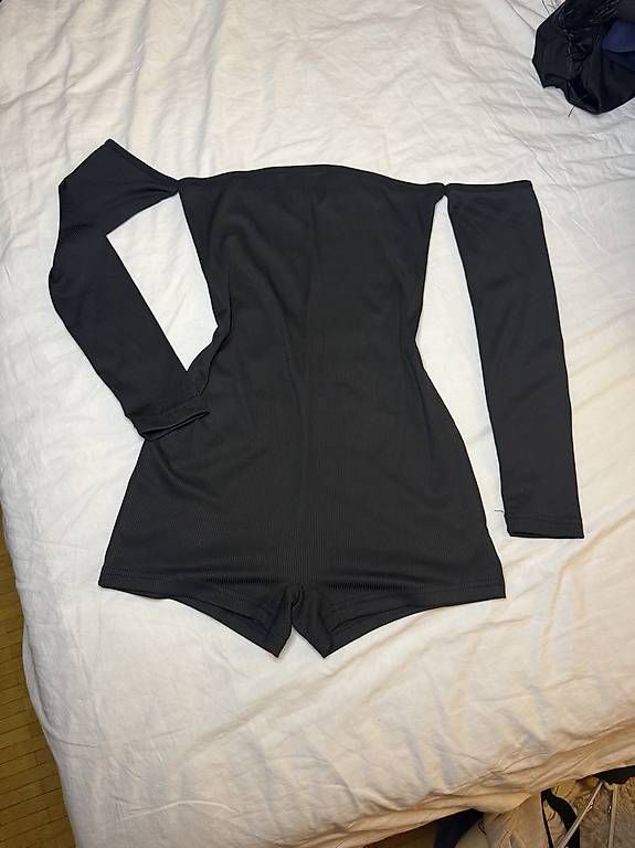 Jumpsuits: BLACK LONG-SLEEVE ROMPER  Xs – D'occasion à Corcelles-Payerne par dek_j2bk